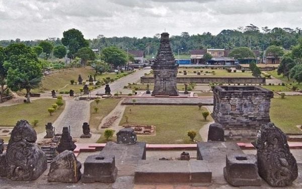 Salah satu bukti peninggalan sejarah kerajaan sriwijaya yang masih tersisa adalah candi