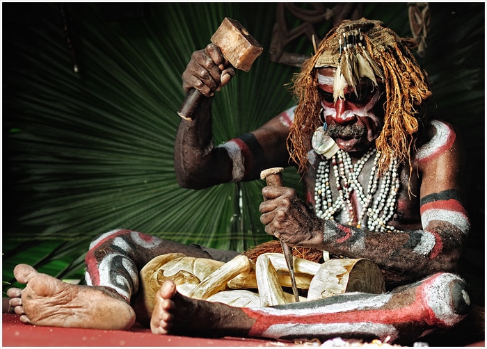 Suku terbesar di papua dikenal dengan hasil ukiran kayu tradisional yang unik