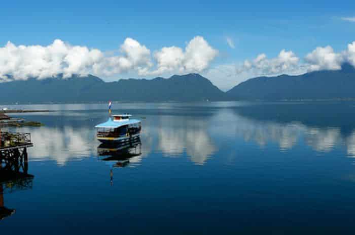 Danau Singkarak;  Sumatera Barat