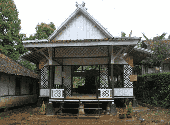 Rumah adat daerah sumatera barat dikenal dengan sebutan nama…