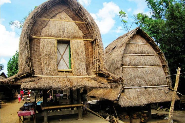 Rumah-Adat-Suku-Sasak-di-Lombok