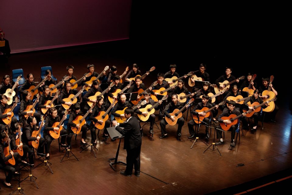 Suatu pertunjukan musik yang dimainkan oleh 5 orang menggunakan alat musik gitar termasuk jenis musik ansambel